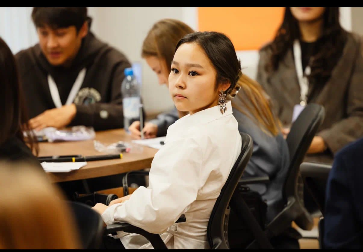 Групповое фото с флагом