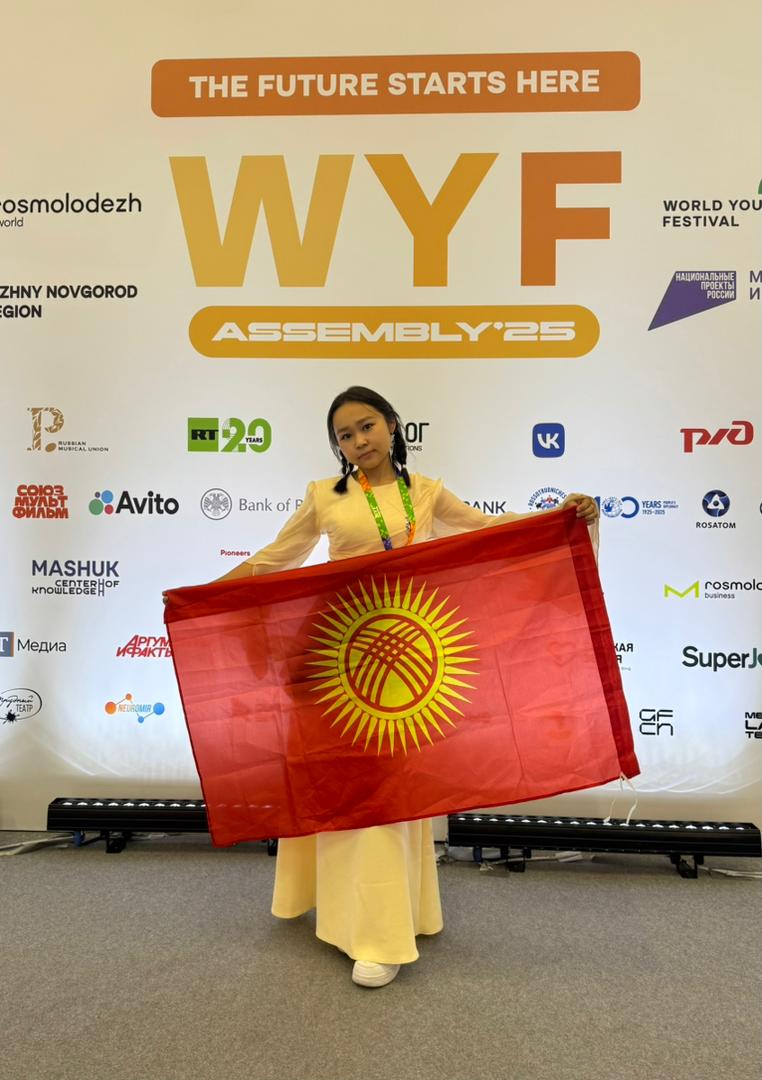 Нурайым с флагом КР — фото 2